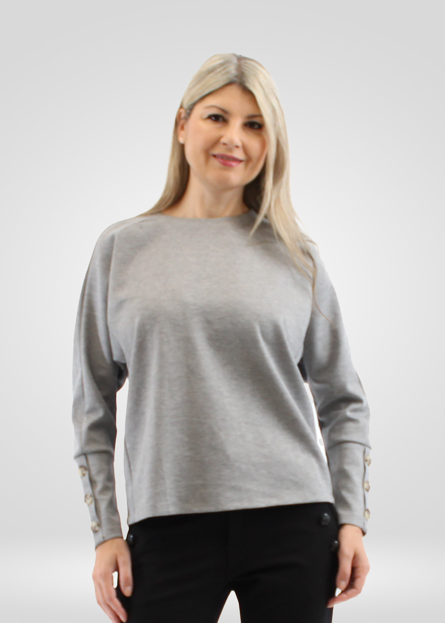 
                  
                    Pull ras du cou gris Simon Chang avec détails boutonnés
                  
                