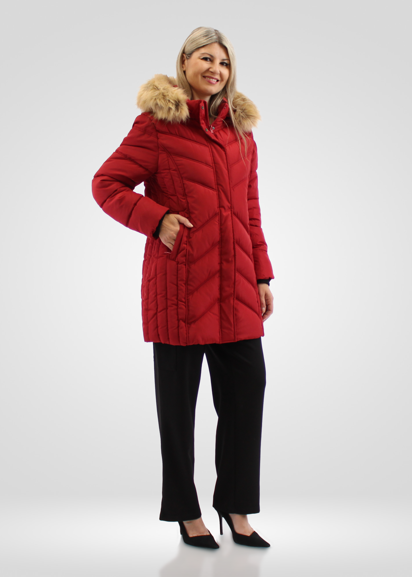 
                  
                    Manteau d'hiver rouge Simon Chang avec capuche en fausse fourrure
                  
                